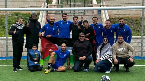 Los campeones posan con algunos miembros de la organización