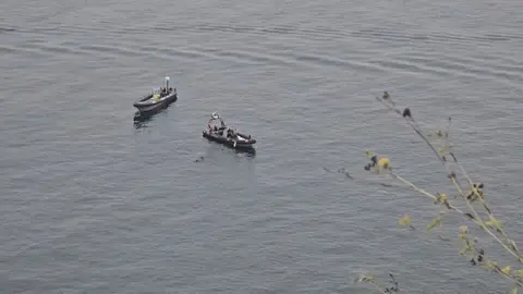 EMBARCACIONES RECUPERANDO CADAVER DEL MAR