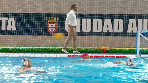 Peter Kubiscko sigue el calentamiento de sus jugadores antes de medirse al CN Barcelona