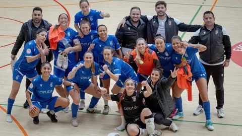 Los componentes del Ceuta Femenino celebran su rotunda victoria en Yecla