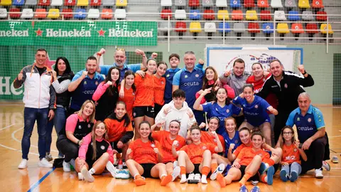 Los integrantes del Camoens celebran su importante victoria sobre el Rivas