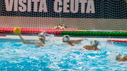 Un momento del partido disputado este martes en la piscina 'Lorena Miranda'
