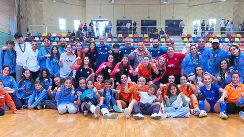 Los integrantes del Camoens celebran la importante victoria contra el Playas de Málaga