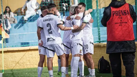 Juanpe es felicitado por su compañeros tras anotar el gol que a la postre sería de la victoria