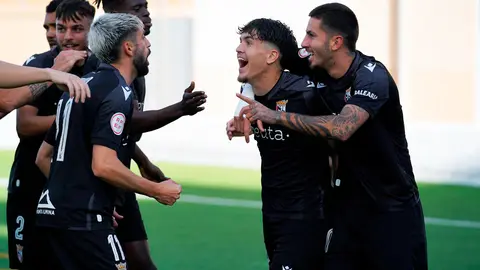 Los jugadores del Ceuta B celebran el gol de Cobo en Tomares