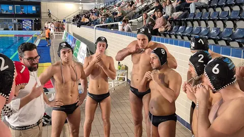 Peter Kubiscko da instrucciones a sus jugadores antes de empezar el partido