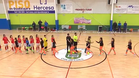 Las jugadoras de Chiloeches y Camoens se saludan antes de empezar su partido