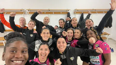 Las integrantes del Estudiantes celebran en el vestuario su nueva victoria