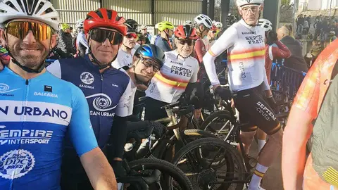Los cinco ciclistas ceutíes, antes de tomar la salida en la prueba de Castellón