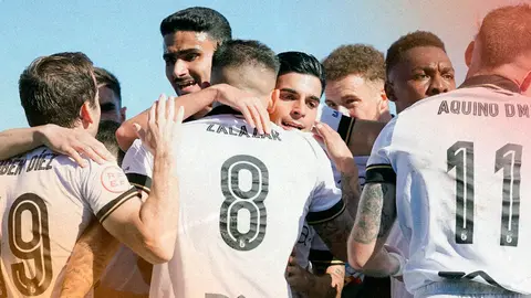 Los jugadores del Ceuta celebran uno de sus cinco goles frente al filial bético