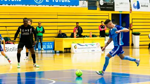 Héder observa el disparo de un jugador ejidense