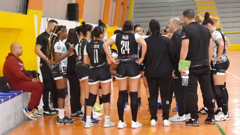 Larbi Hamed y sus jugadoras, durante el partido de este sábado contra el Benidor