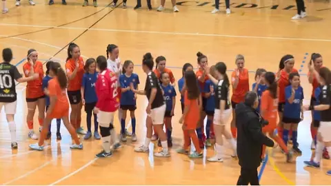 Las jugadoras del Camoens y el Afanion se saludan antes del partido