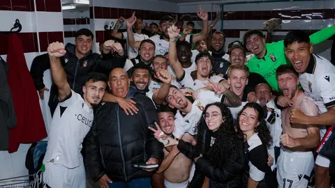 Los integrantes del Ceuta B celebran en el vestuario los tres puntos logrados ante el Conil