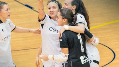 Las jugadoras del Ceuta Femenino celebran el gol de Elisa Lopes