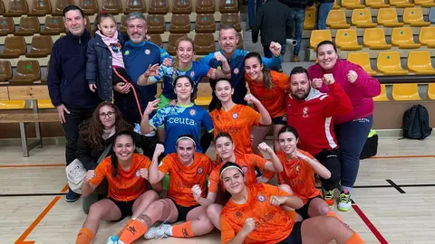 Las integrantes del Camoens celebran su importante victoria en Yecla
