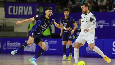 Víctor Arévalo golpea el balón ante un jugador del Alzira