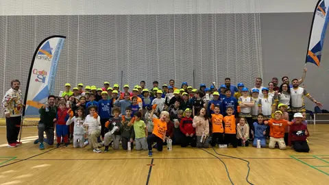 Foto de familia de los niños y niñas, junto a los monitores que han participado en la actividad
