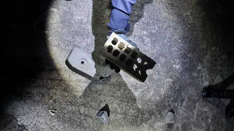 Los policías fueron apedreados con material de obra desde una azotea.