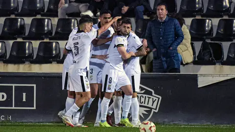Jugadores del Ceuta celebran uno de sus goles el viernes en Alicante
