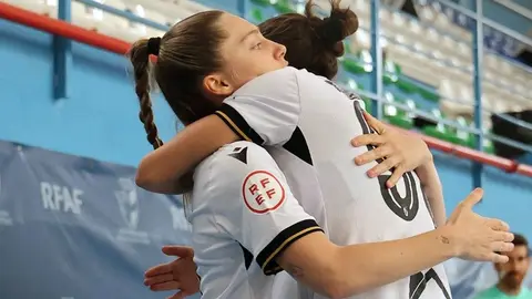 Claudia abraza a la argentina Ale Giménez tras anotar el 1-3