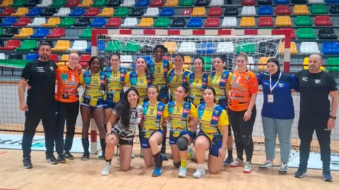 Las integrantes del Estudiantes tras finalizar la temporada este sábado en Elche