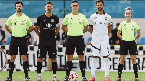 Los capitanes de Atlético Central y Ceuta B, con el trío arbitral