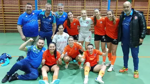 Las componentes del Camoens celebra su victoria en Fuenlabrada