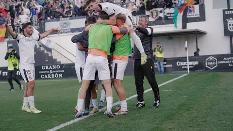 Jugadores del Ceuta celebran el gol de Andy Escudero contra el Marbella
