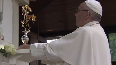 Papa_Francisco_oferece_a_Rosa_de_Ouro_ao_Santuário_de_Fátima_(12_de_Maio_de_2017)