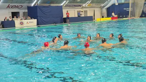 Los jugadores de Caballa se animan antes de empezar en partido ante el Rubí