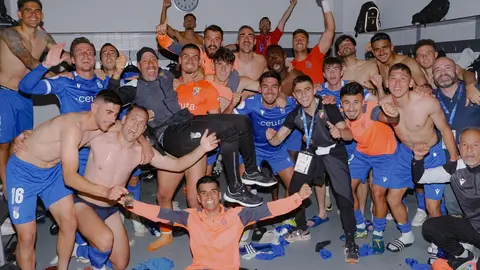 Los jugadores del Ceuta celebran en el vestuario su triunfo de este domingo en Madrid