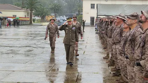 El Comandante General de Ceuta pasa revista tras recibir novedades del Jefe del contigente formado por unidades de la COMGECEU