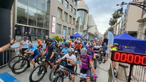 Momentos previos a la salida de la prueba junto al Palacio de la Asamblea