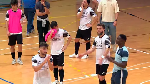 Los jugadores del Ceutí, abatidos tras la derrota que los condenó al descenso la pasada temporada