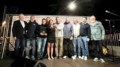 La tripulación del 'Ceuta Emociona-Mahersa', recogiendo el trofeo de campéon