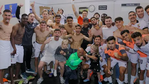 Los integrantes del Ceuta celebran su victoria de este sábado contra el Mérida