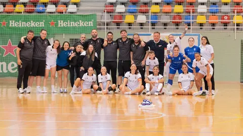 Jugadoras y técnicos del Ceuta Femenino celebran su nueva victoria
