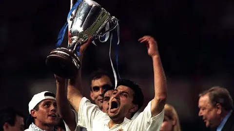 Nayim levanta la Recopa conquistada por el Real Zaragoza gracias a su golazo