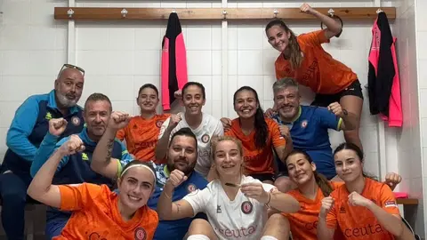 Jugadoras y técnicos del Camoens celebran el punto sumado en Cáceres
