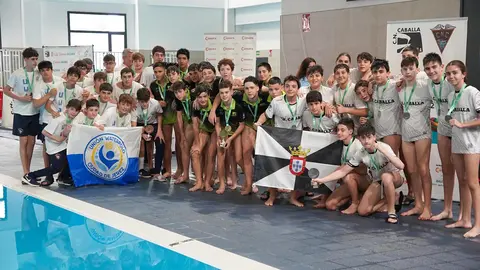 Los primeros clasificados posan tras la entrega de trofeos