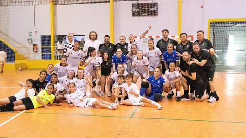 Los integrantes del Ceuta Femenino celebran el título de Liga este sábado en La Libertad