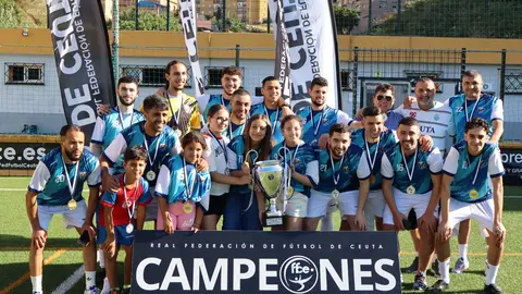 Los integrantes del Sporting, tras recibir el trofeo de campeones de la Regional