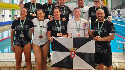 Los componentes del equipo máster del CN Caballa, con las medallas conseguidas en Cádiz