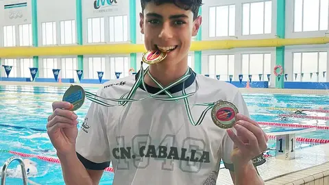 Alejandro López posa con las tres medallas de oro conseguidas en Cádiz