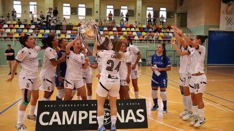 Las jugadoras de la AD Ceuta Femenino levantan la copa de campeonas