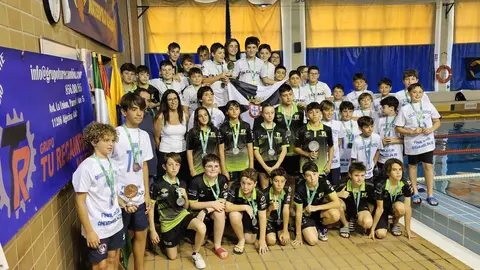Los jugadores del Caballa posan con los finalistas del Málaga