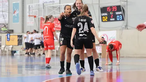 Las jugadoras del Ceuta Femenino celebran uno de sus goles en Almagro