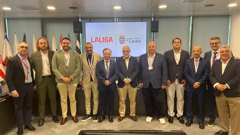 Javier Tebas, junto a los presidentes de Ceuta y de la AD Ceuta, en una reuni&oacute;n en LaLiga