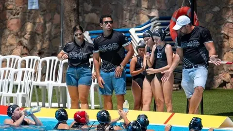 Técnicos y jugadoras del CN Caballa, durante uno de sus partidos
